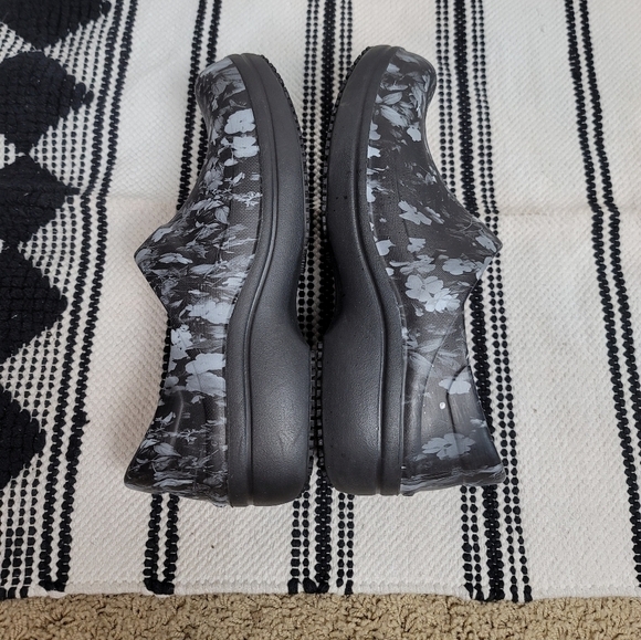 Crocs Neria Pro Light Casual Clogs Blue  Floral Print, sz 8 - Picture 10 of 12